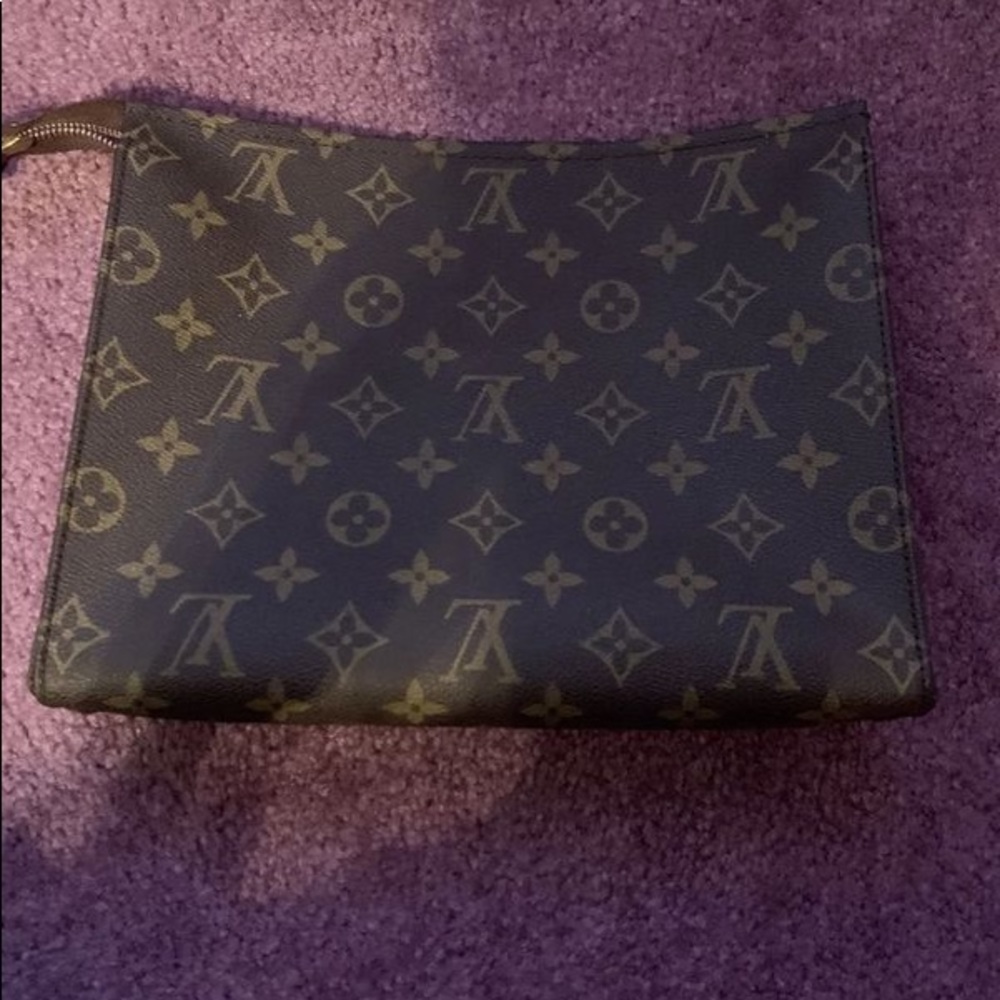 Louis Vuitton Toiletry 26